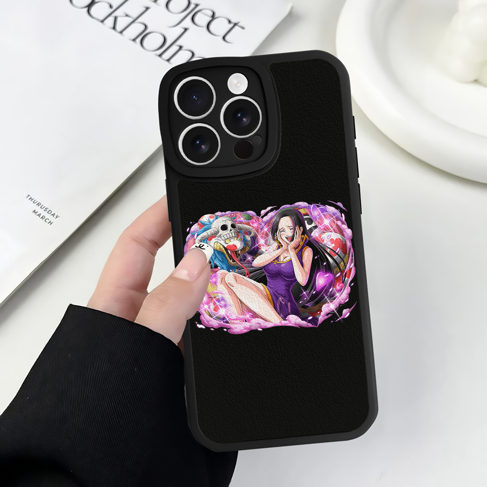 （画像用） ワンピース ボア・ハンコック ONE PIECE Boa·Hancock 【iPhone 16シリーズ対応】シリコンスマホケース（レザー調） 材質：シリコン